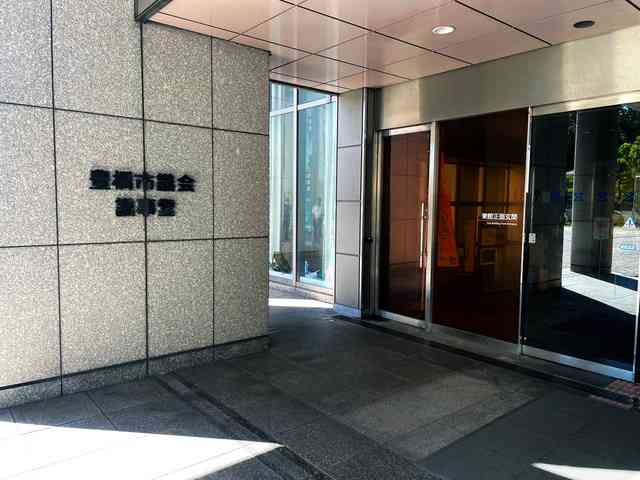 議会の質問順抽選、子連れの女性市議の参加不可　質問機会失うことに