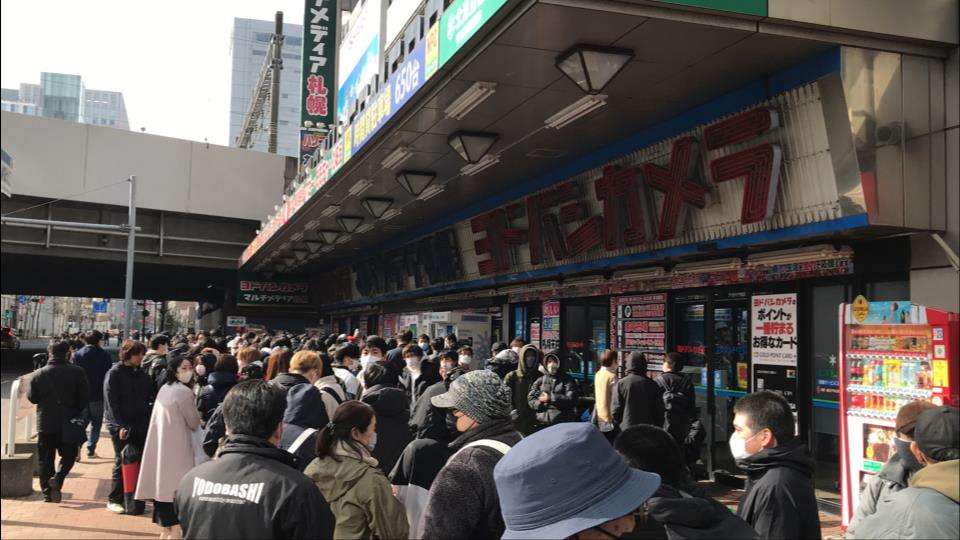 ポケモンカード目当てに大行列！開店前の家電量販店に約600人、すでにフリマアプリで１枚28万円の売買も