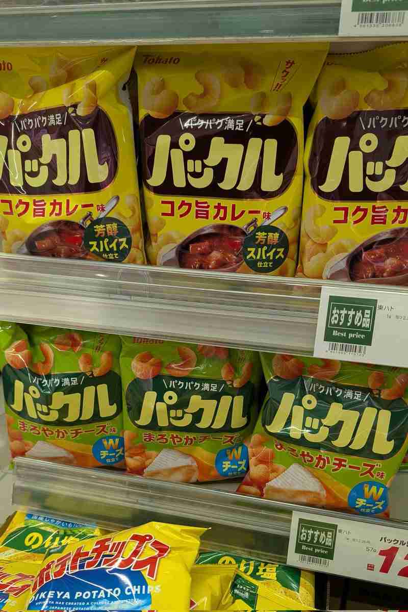 「ついに東ハトがやりやがった」2月3日新発売のお菓子『パックル』、見た目も味もそっくり…「東京で買えるカール」「完全にジェネリックカール」