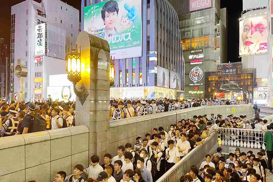 「誰が行くんや」道頓堀ダイブ煽るやじ、戎橋〝封鎖〟も虎ファン興奮冷めやらず