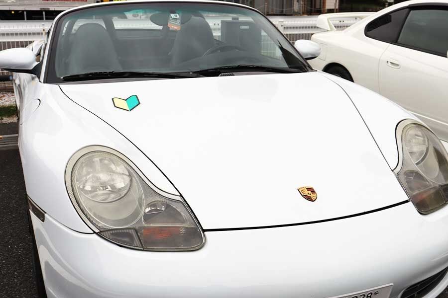 “初心者マーク”ポルシェ、運転するのはなんと制服姿の女子高生「友達を誘っても引いてます」