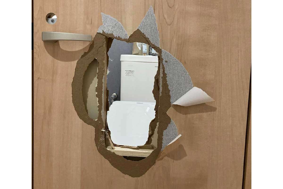 トイレで突然閉じ込め、スマホなし　パニックの女性がとっさに…「無我夢中でした」　今も消えない恐怖