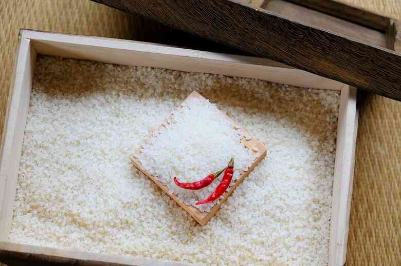 米袋の中に“虫”がウヨウヨ…未開封なのになぜ?「コクゾウムシ」「ノシメマダラメイガ」の大量発生を防ぐ方法