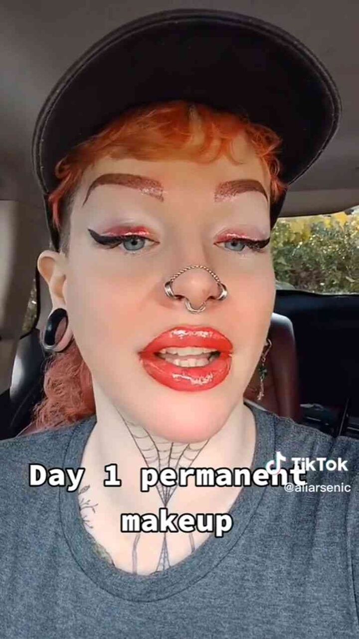 タトゥーで顔に“一生消えない化粧”を手に入れた海外女性に賛否「意味不明」「後悔する」と批判されるも「究極の時短」と反論