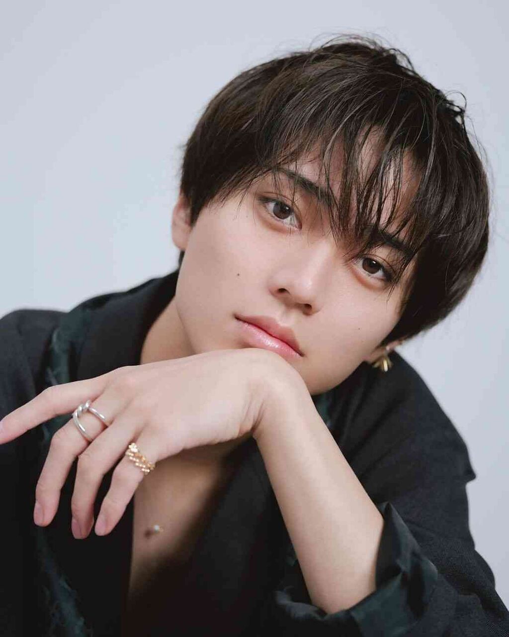 キンプリ永瀬廉、25歳の誕生日にインスタ開設 黒&白の対照的な衣装まとった写真添え、ファンは歓喜「びっくり!!」