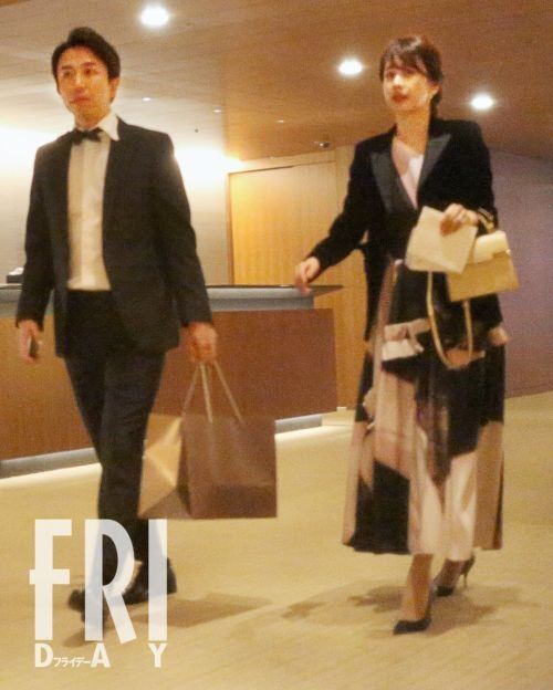 《結婚後初のツーショットをキャッチ》加藤綾子がセレブ夫と一緒に高級ホテルを訪れた理由