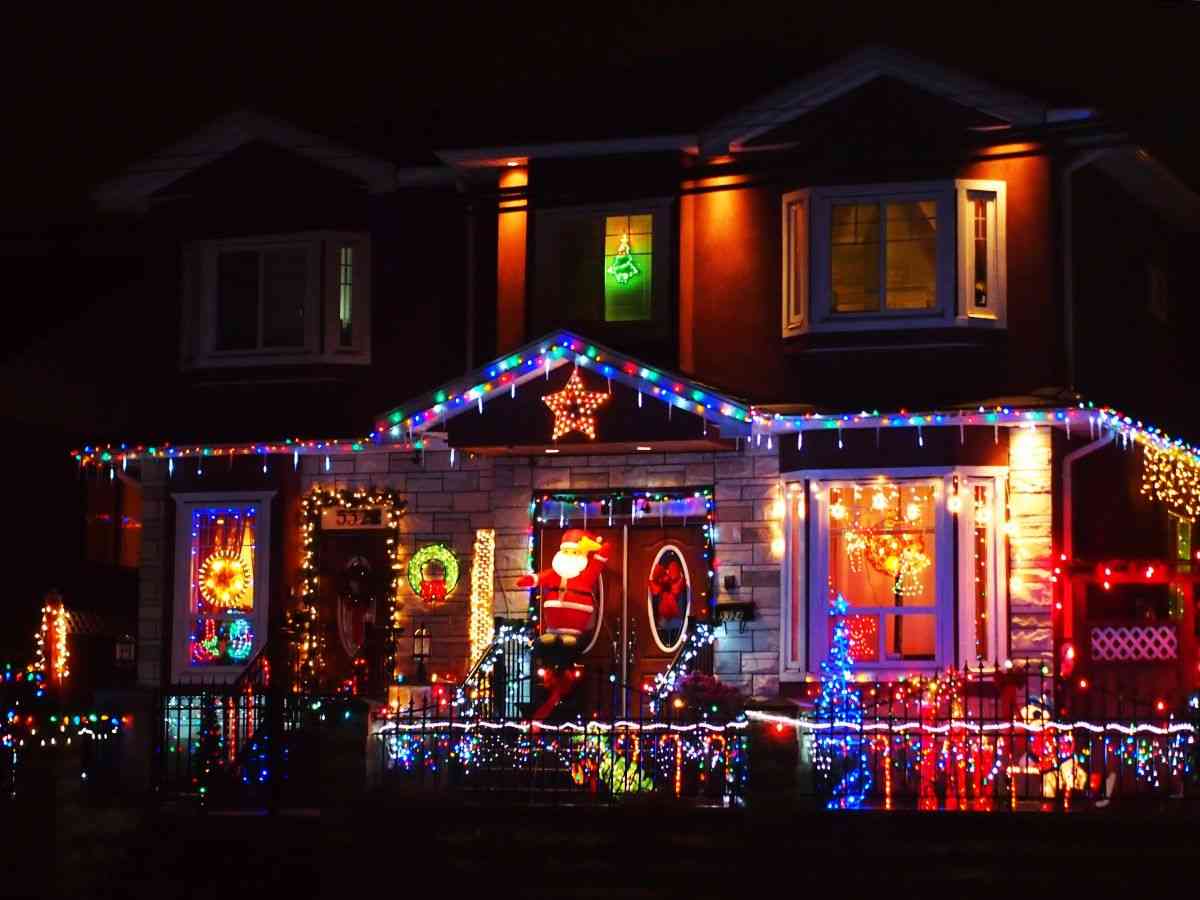 派手すぎる「自宅イルミネーション」で近隣住民が大迷惑！　法的問題はないの？　弁護士に聞いた