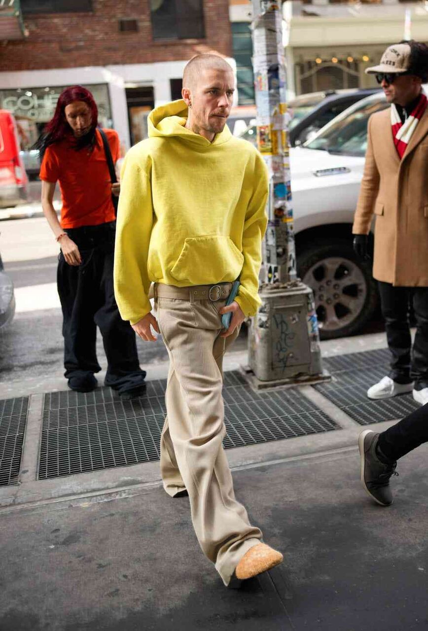 ジャスティン・ビーバーの虚ろな目と痩せ細った体に懸念が広がる　ニューヨークの街角に出没