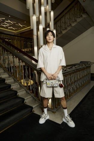 目黒蓮、存在感あふれるFENDI新作バッグを着用 リンゴモチーフでユニークな着こなし