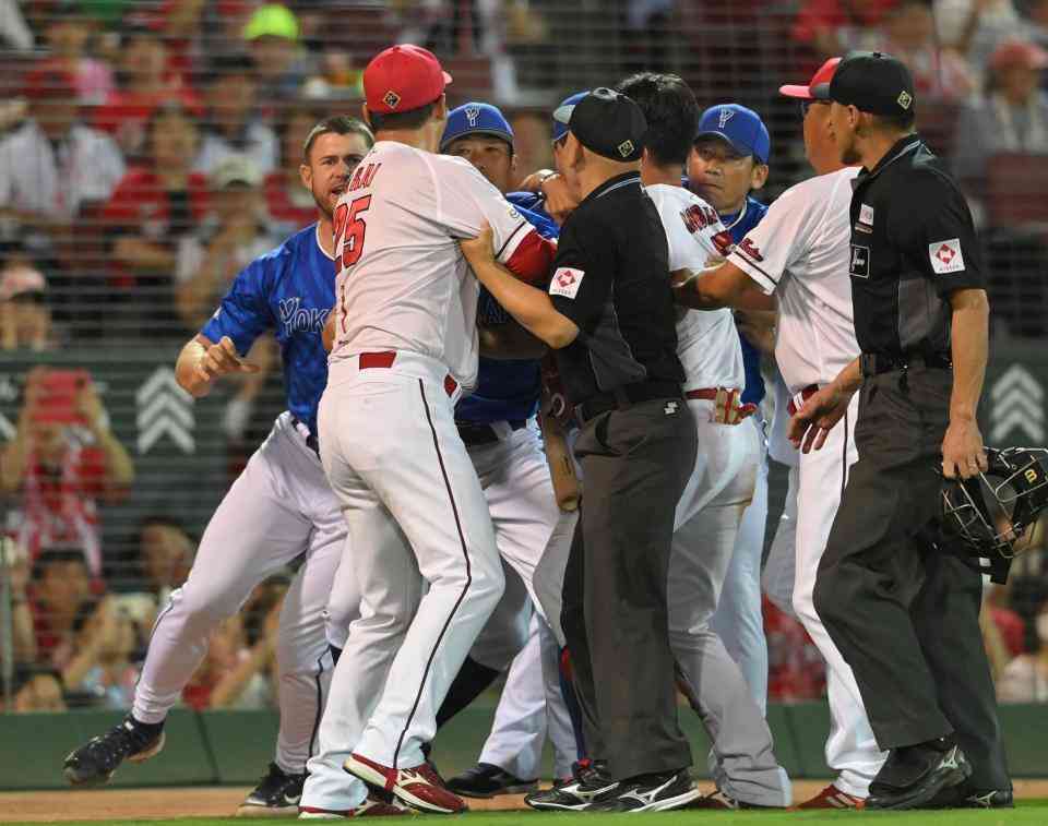 広島・新井監督が秋山の死球で激高　DeNAベンチに向かって「出てこい！」両軍選手入り乱れ一触即発に　審判員から警告