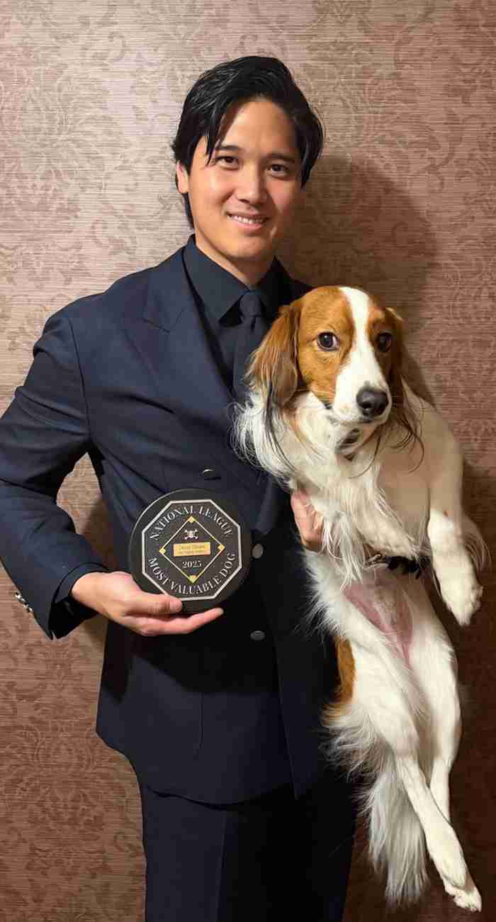 大谷翔平の愛犬デコピンがBBWAAの最優秀犬賞受賞　盾も贈呈　粋な表彰に大谷も笑顔