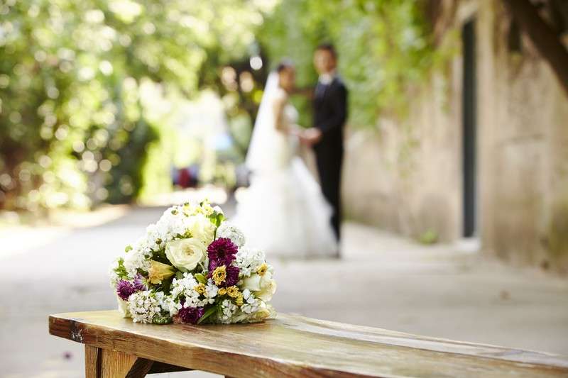 未婚者が既婚者より幸福度が低いと感じる傾向はなぜおきるのか。「結婚したらしあわせになれる」と思っている人は結婚できない