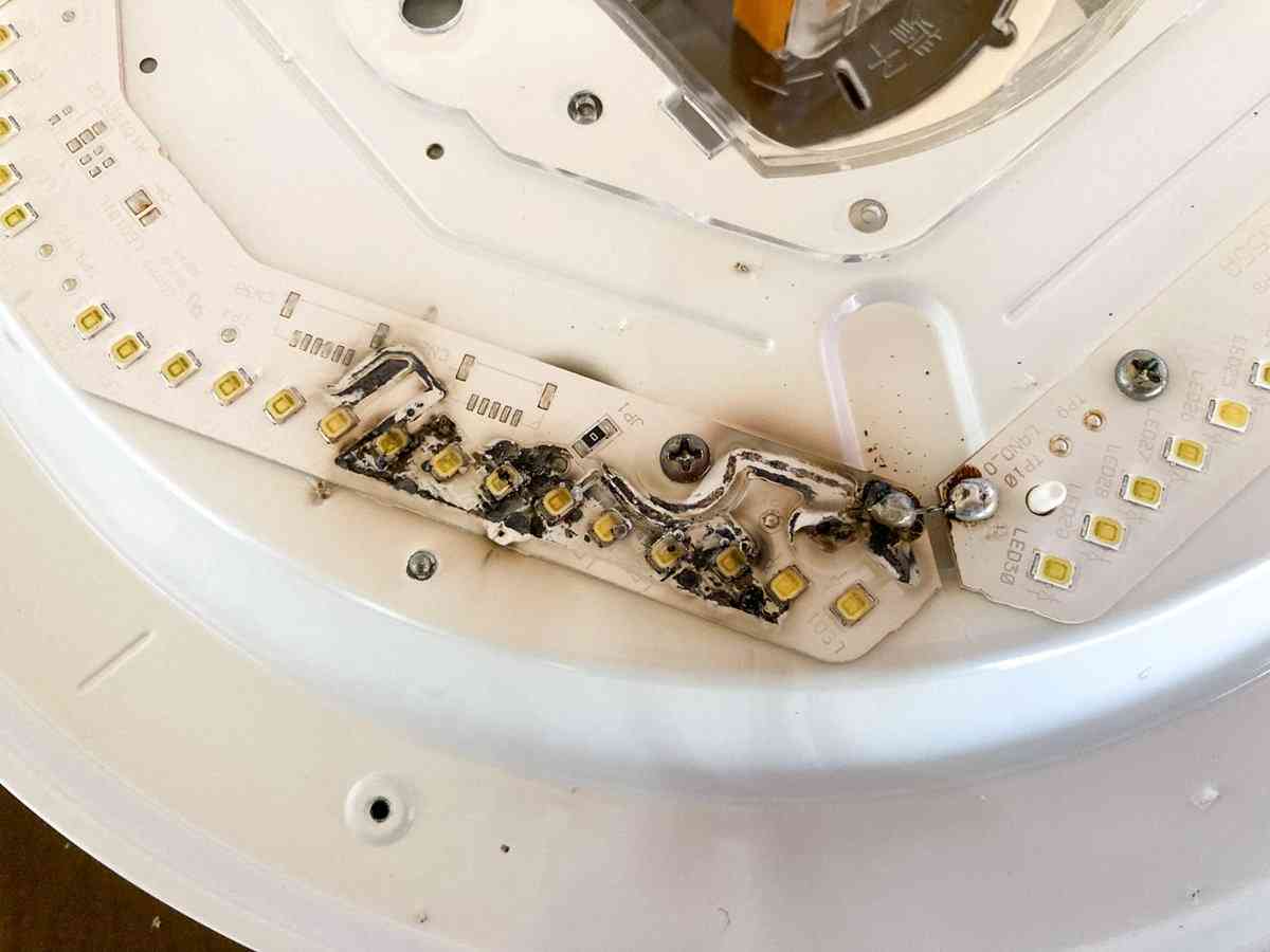 「異臭がすると思ったら天井のLEDライトが焦げていた」投稿拡散　製造元のアイリスオーヤマ「消防と合同鑑識調査を行う」