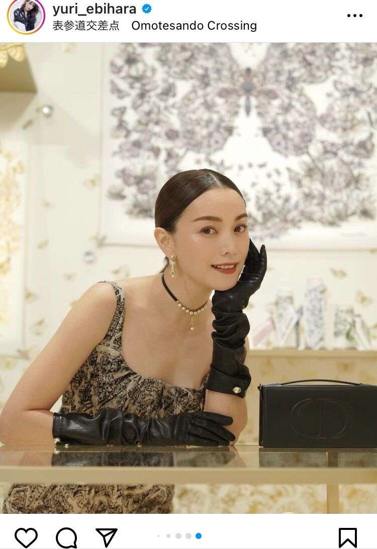 やっぱり最強！44歳・蛯原友里、ノースリドレス姿の美デコルテに「変わらぬ美しさ」「尊いです」絶賛の声