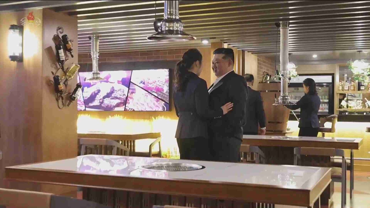 金正恩父娘“恋人のような密着シーン”に北朝鮮内部から｢おぞましい｣との違和感も