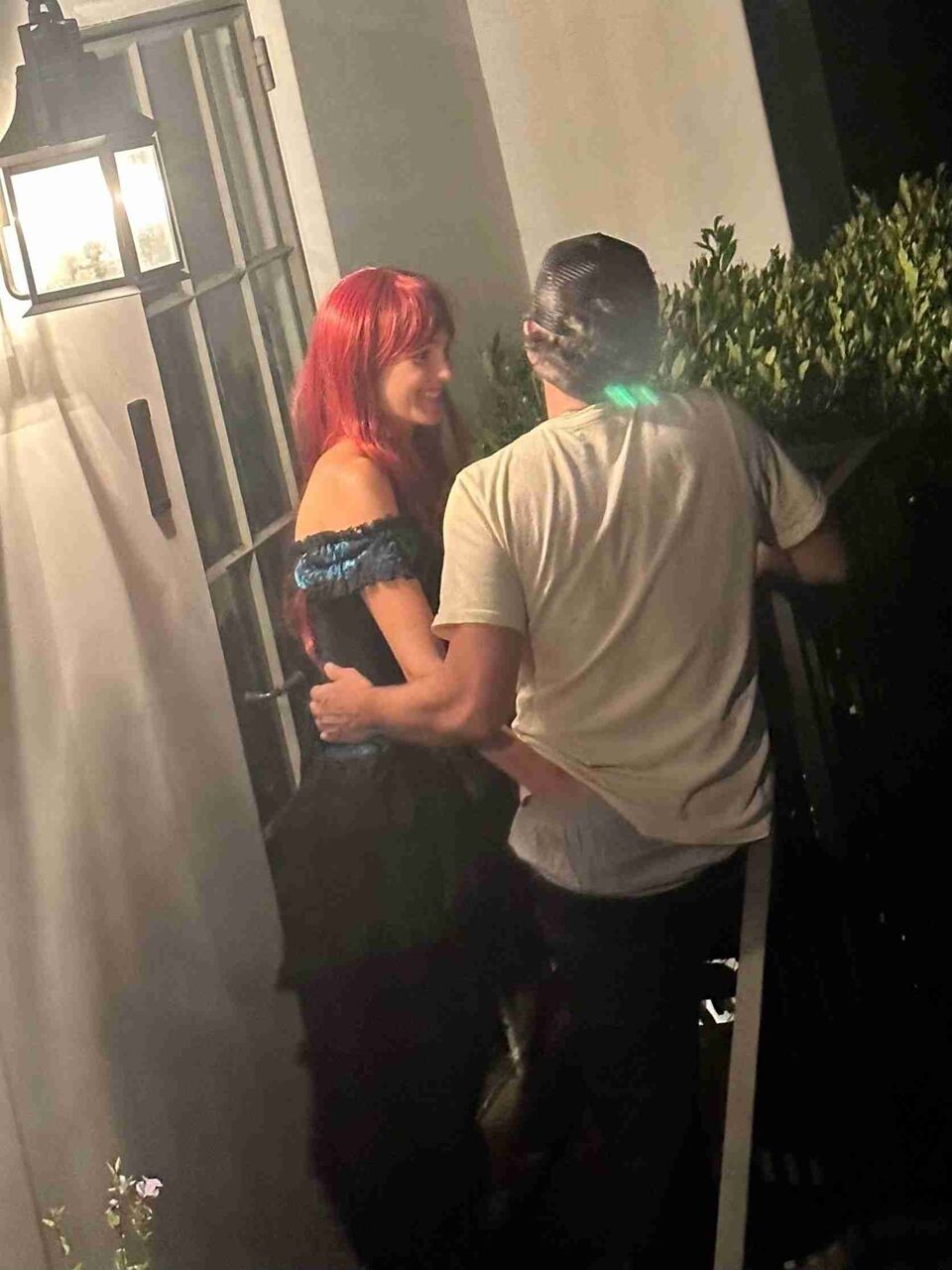 レオナルド・ディカプリオ、新恋人と人目はばからずイチャつく　下着の中に手を入れ、お尻触るようなしぐさも