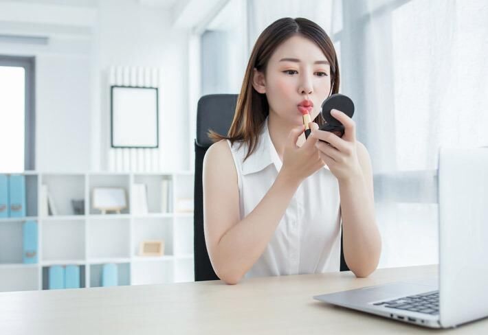 爪を切る、鼻をかむ、髪を結う…職場で行う身だしなみはマナー違反！ため息、小型扇風機、ネットショッピング、イヤホンの着用もNG？