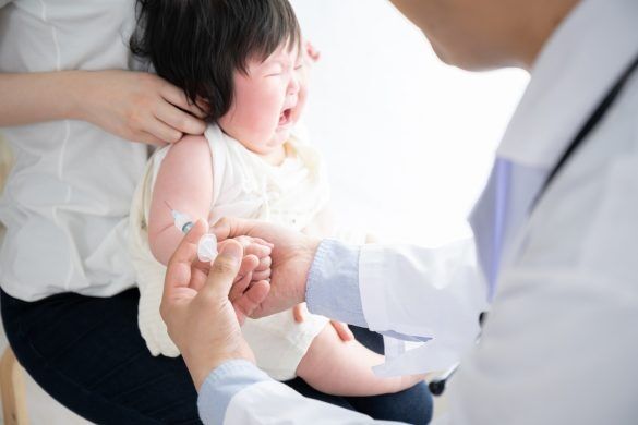 「泣いている子どもの動画を撮る親」がなぜ危ないか。子育てアカウントの“不適切な投稿”たち