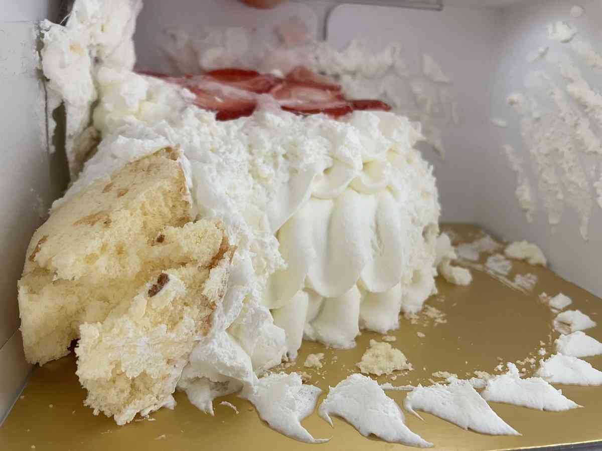 高島屋のクリスマスケーキがぐちゃぐちゃに崩壊した状態で届く…「被害者の会」X上で報告続々