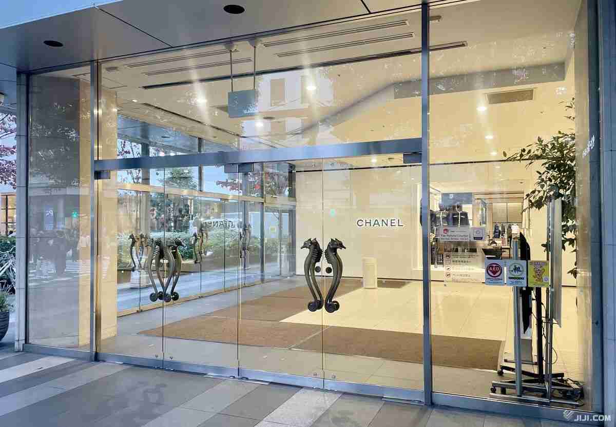 玉川高島屋「シャネル」でバッグ奪われる　男逃走、けが人なし　警視庁