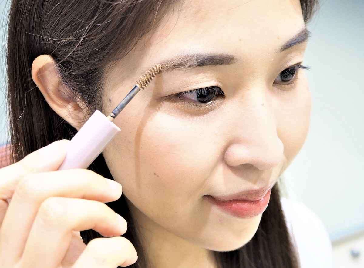 目立ちたくない！？『淡い顔メーク』　薄い眉や「忘れ鼻」を作るZ世代