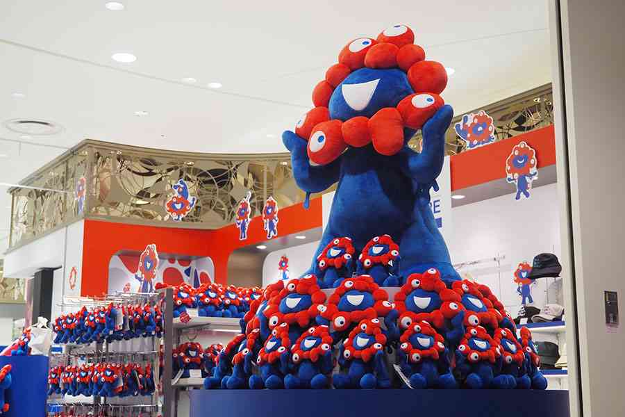 転売続出のミャクミャクぬいぐるみ、お座りポーズで新登場