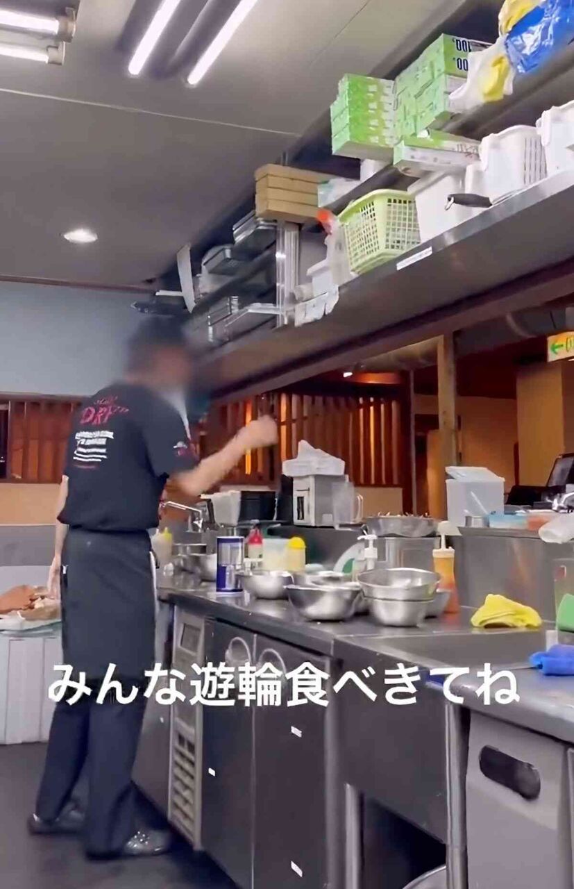 神奈川県内の人気焼肉チェーン『七輪炭火焼肉 遊輪』男性アルバイトの“食材に噴射”動画が拡散、同社は「撮影者含め、すでに即日解雇処分に」