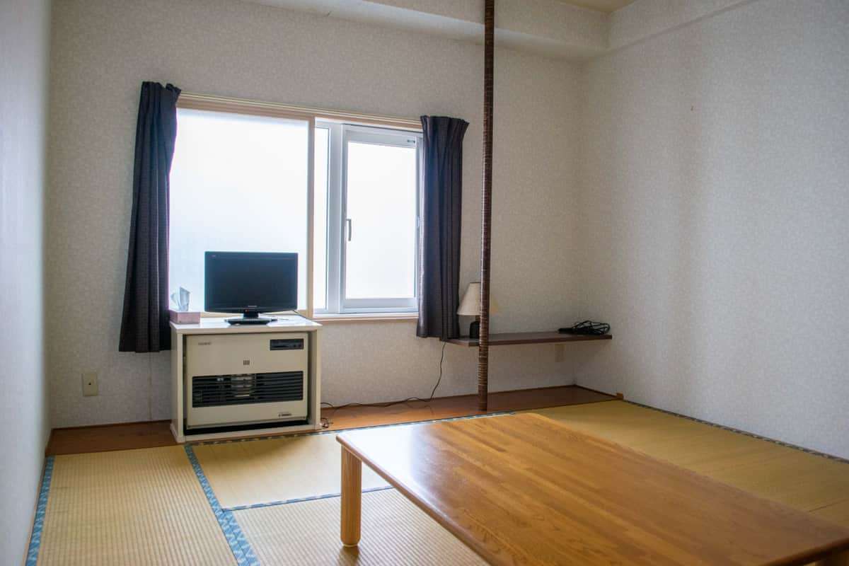 禁煙客室でタバコ＆窓からポイ捨て　一部マナー違反客にゲストハウス嘆き「一生そうやって生きたらいいよ」