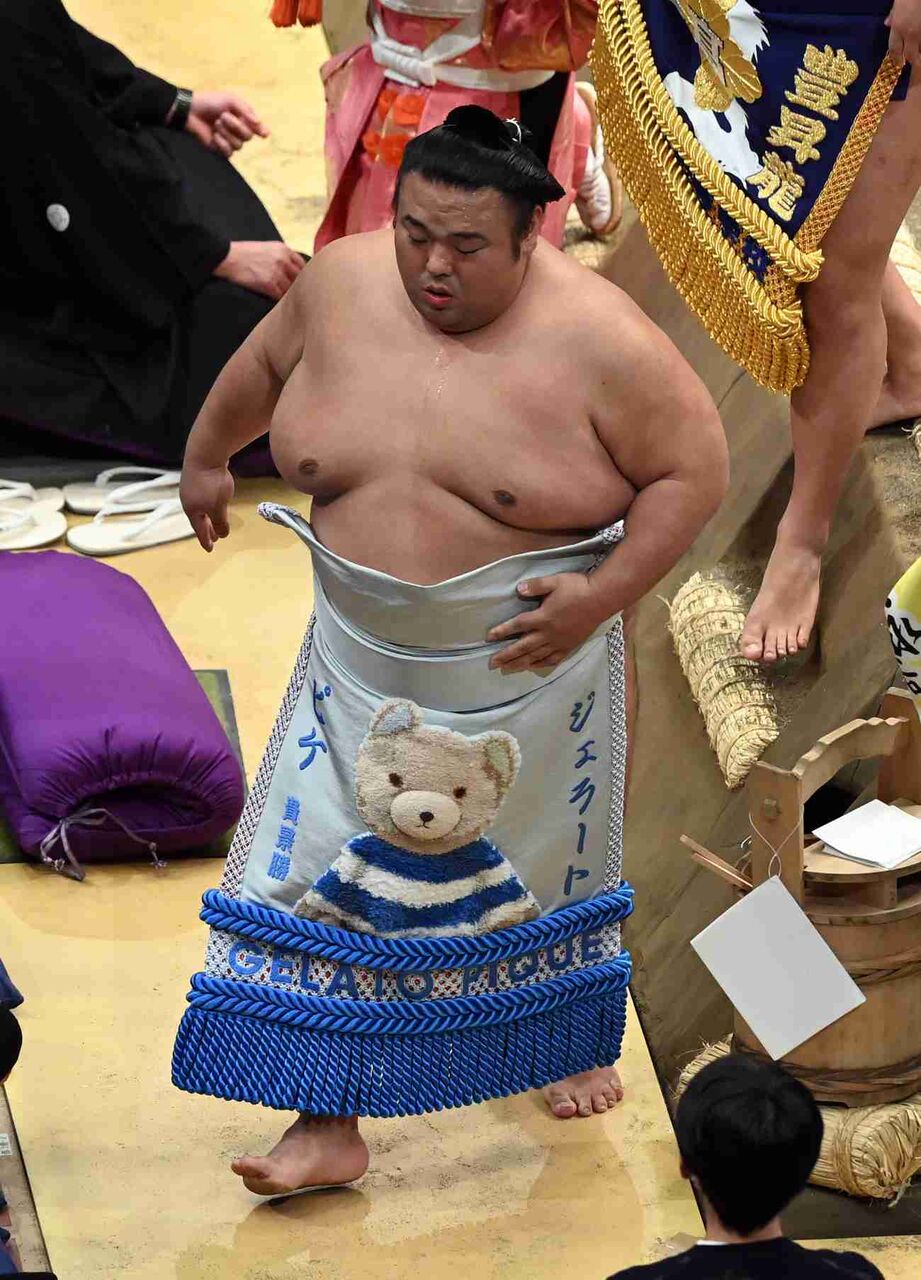 白星発進の大関貴景勝　土俵入りでは「ジェラート　ピケ」のかわいすぎる化粧まわし披露