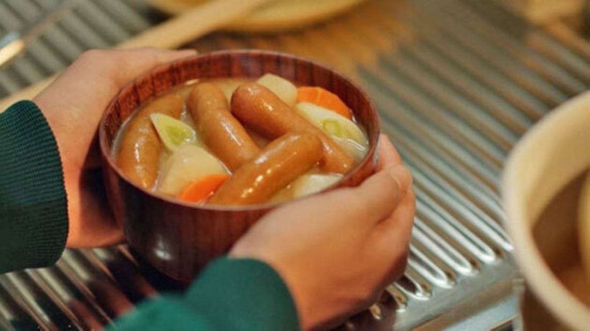 味噌汁に『シャウエッセン』が物議！？新CMに映り込む料理に「は？」「最高」「4本は贅沢」