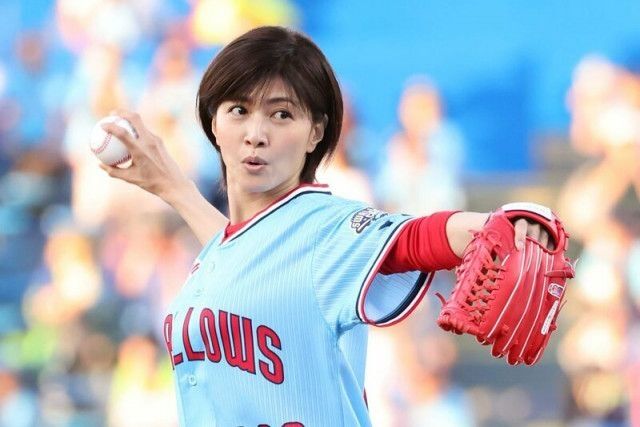 内田有紀が29年ぶり始球式　「48歳？」変わらない若さに神宮からどよめきと歓声　ヤクルト選手にガッツポーズで鼓舞
