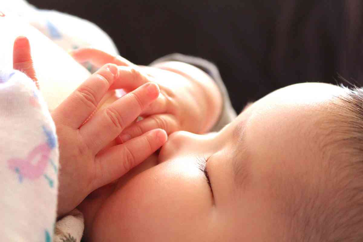 「ママの匂いを育てる」とは一体…？SNSで話題の“寝かしつけアイデア”に「盲点だった」感謝の声殺到