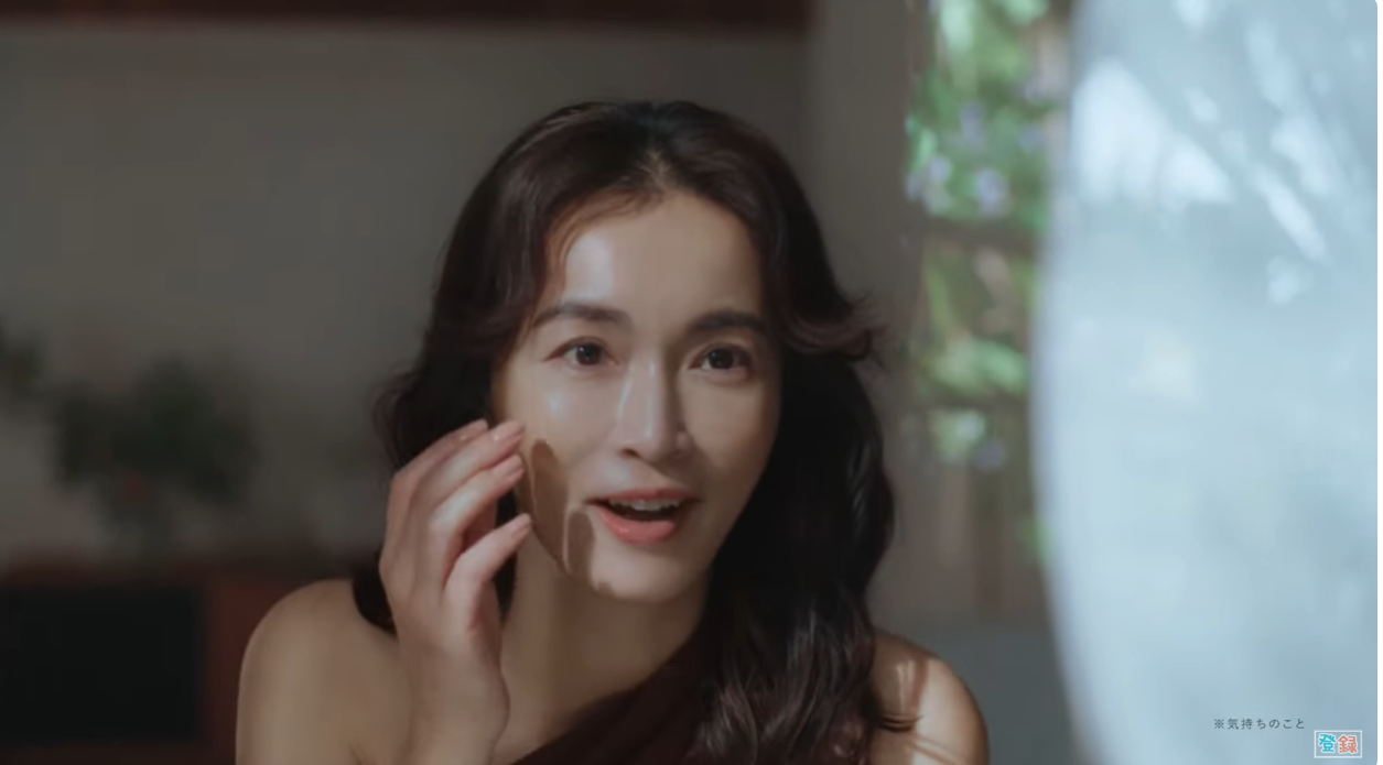 長谷川京子の化粧品CMが話題　鏡を見て「いつもと全然違う！」と言った瞬間、「※気持ちのこと」とテロップが…