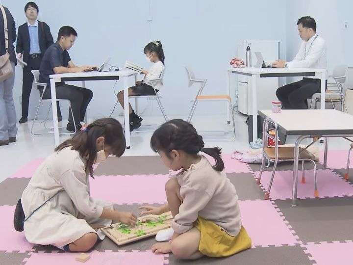 子供が遊べるスペースも用意…岐阜市役所で“子連れ出勤”の試験導入開始 職員14人が子供を見ながら勤務