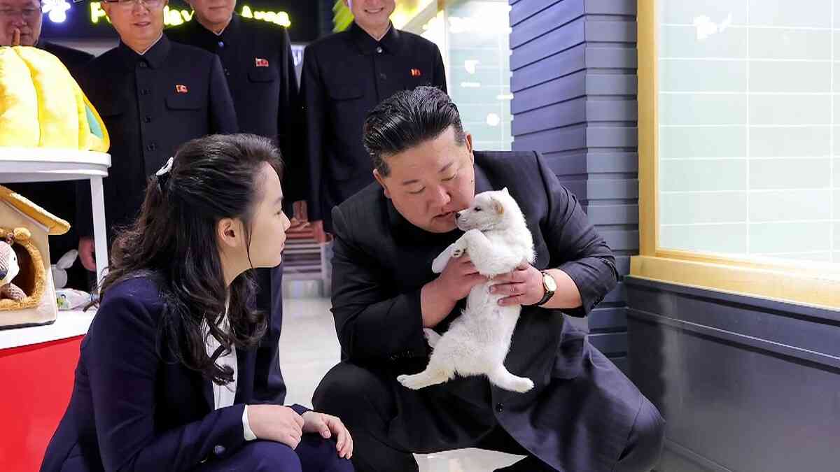 金正恩総書記が笑顔でワンコ抱き上げ　ジュエ氏とされる娘と共にペットショップ視察　画像公開した北朝鮮の狙い