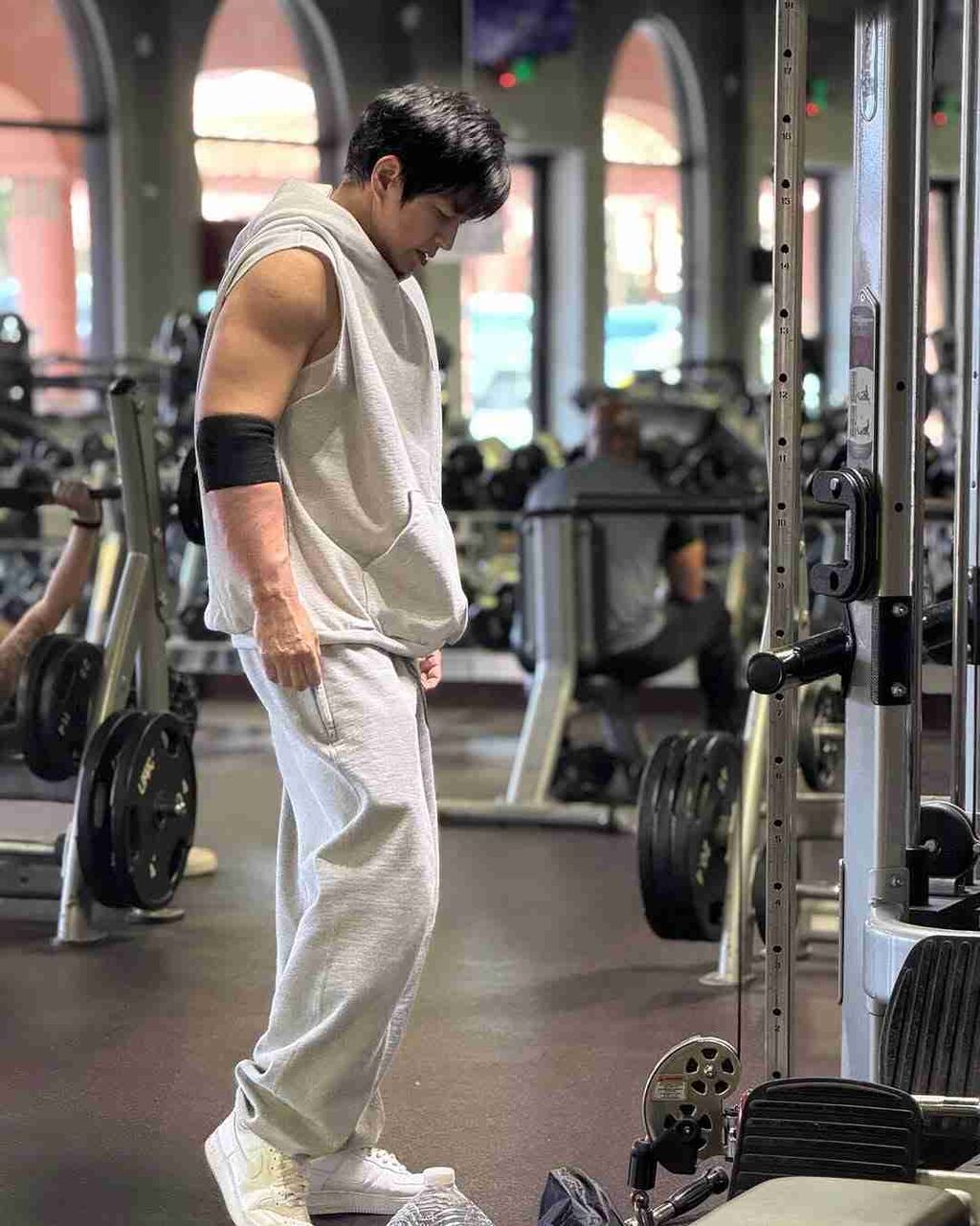 大沢たかお、ムキムキ筋肉あらわにトレーニング中　「惚れ惚れします」「かっこよすぎ」