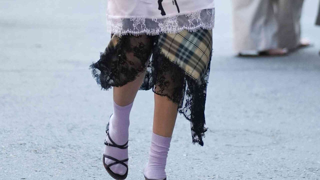 「裾レース」が人気の理由　手持ち服が手軽に「トレンド見え」