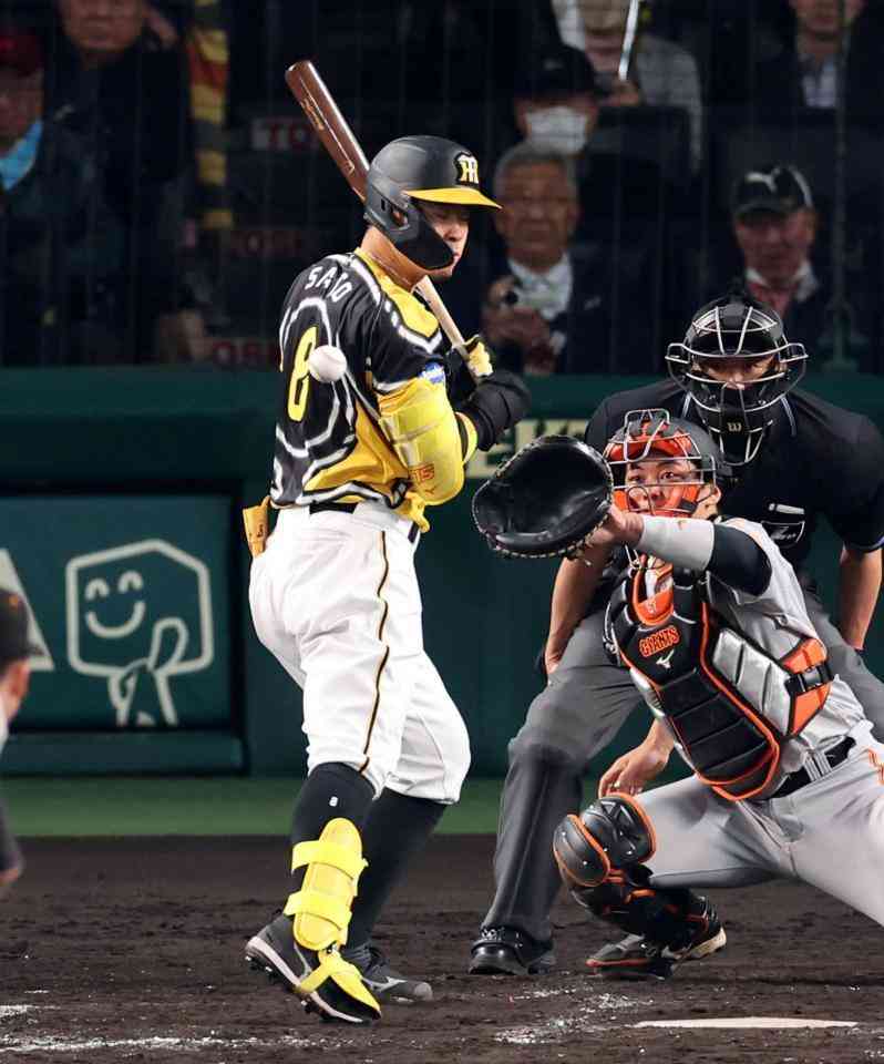 甲子園に大ブーイング響く　阪神・佐藤輝に2度目の死球　大山と合わせて四回までに3つ