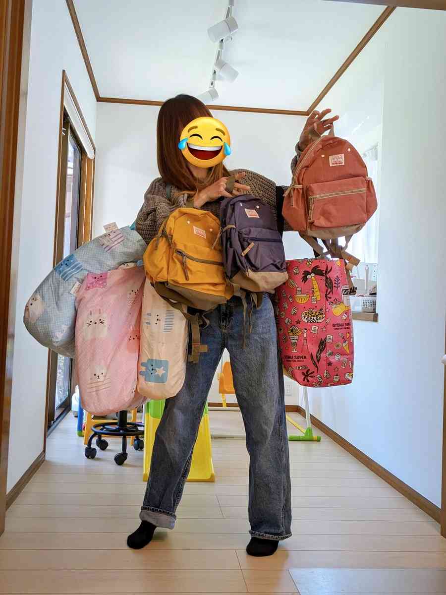 三つ子の母が、保育園の荷物を1人で全て背負ったら…リュックと布団に埋もれる登園姿に「母は偉大だ」と2.4万いいね