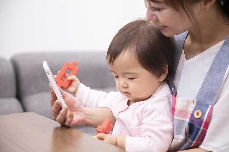スマホに夢中で育児放棄…「スマホネグレクト」が子どもの発達に及ぼす影響　子育て世代4人に1人が兆候　#令和の親