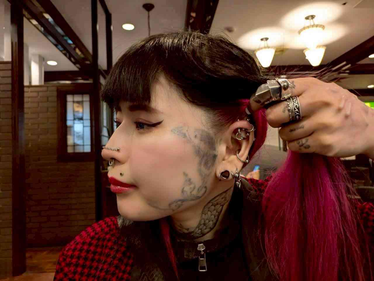 「なんで入れちゃったの」と泣き崩れた母。刺青150万円、舌先は二つに…28歳女性が“夜の街”で真面目に生きる理由