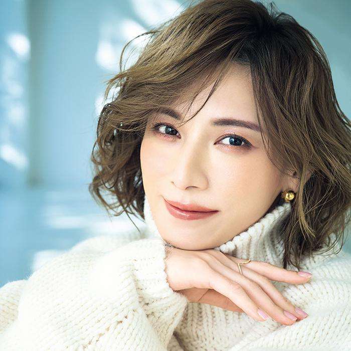 【女優・加藤あいさん】が実演！盛らずに目力UPさせるアイシャドウの塗り方