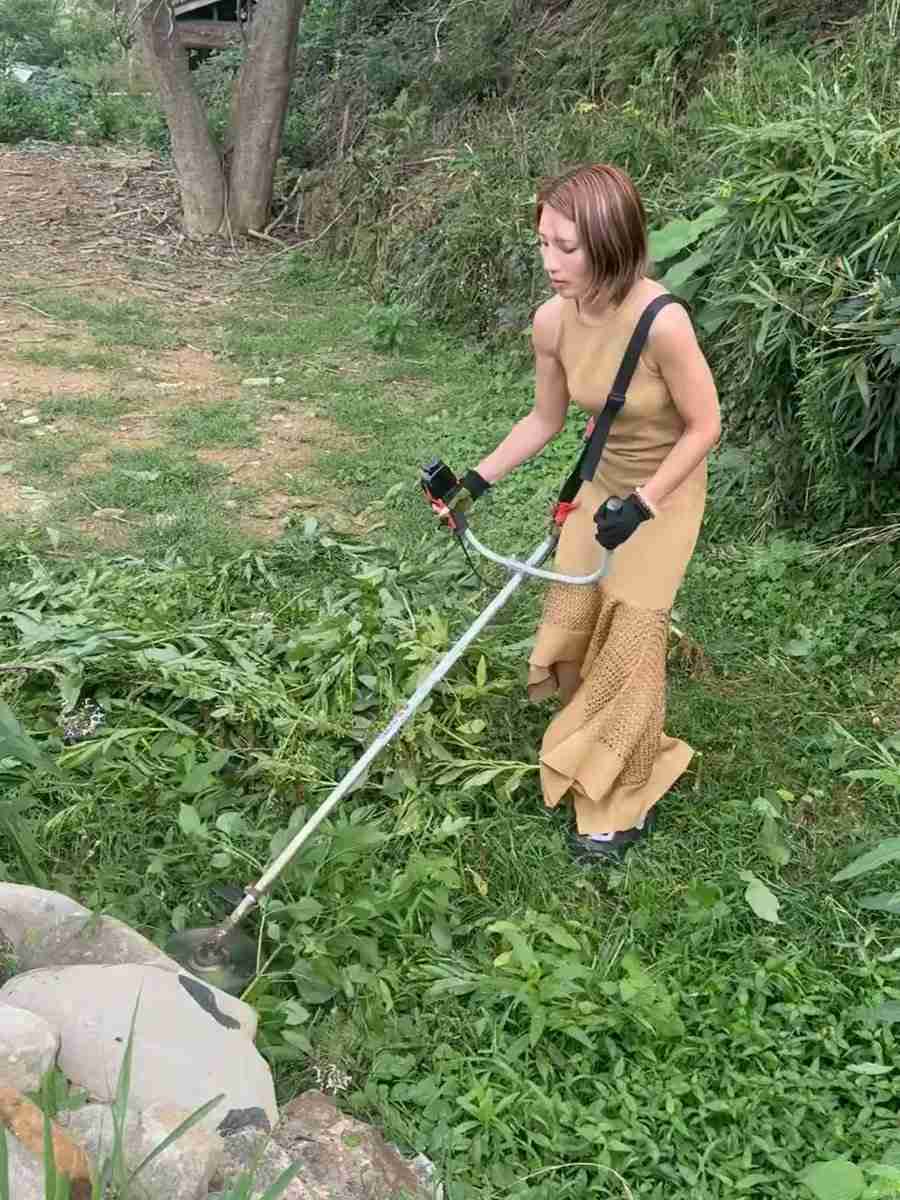 ワンピース姿で草刈り機　YouTuber「ヤンキー姉」の動画に危険性の指摘続出　注意には感謝も「炎上目的」の決めつけには反発