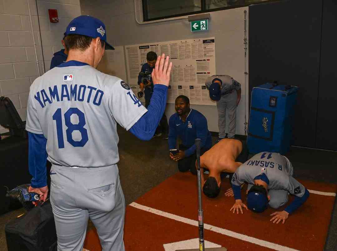 佐々木朗希が山本由伸に土下座、ドジャースカメラマンが衝撃写真を公開「完投してくれないかな」