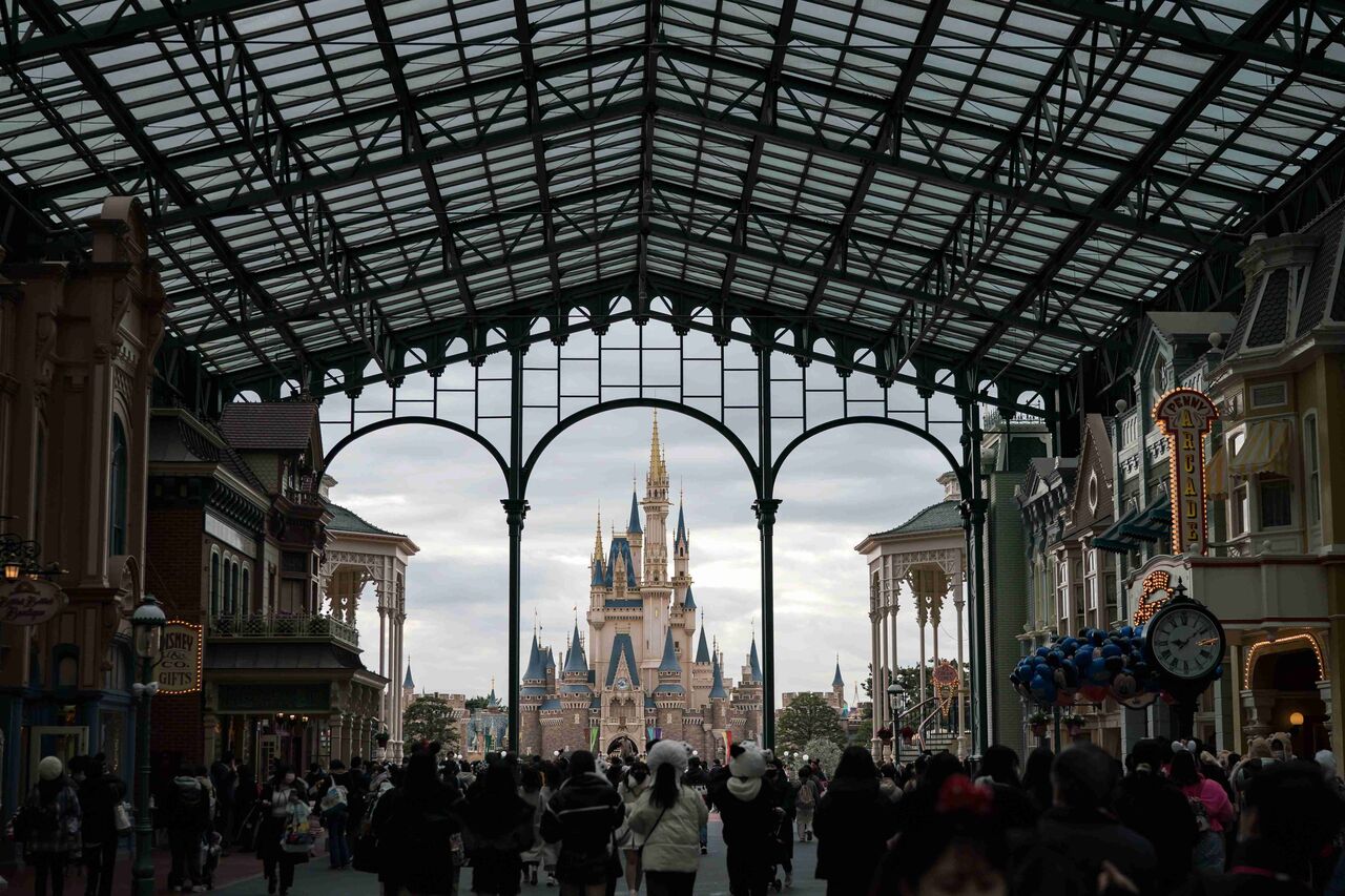 東京ディズニーランド40周年。まだ建設中のパークをミッキーマウスは歩いていた。その貴重な姿に「今まで見た中で一番エモい」