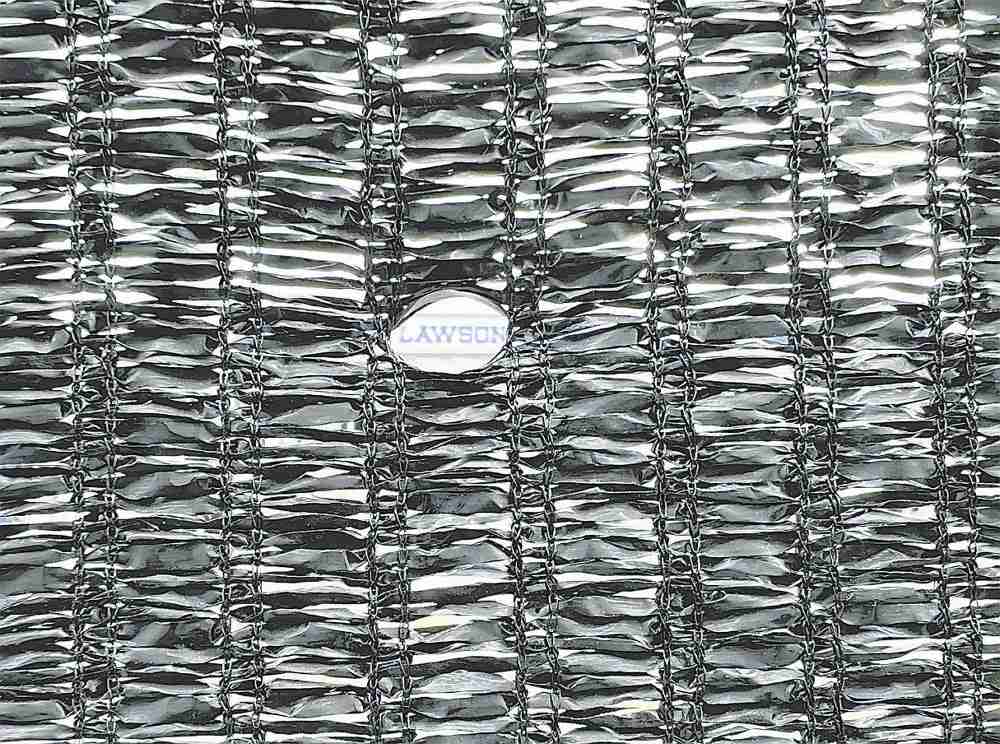 「コンビニ富士」の幕に穴、設置翌日から日に日に増加…富士河口湖町「モラル守って」