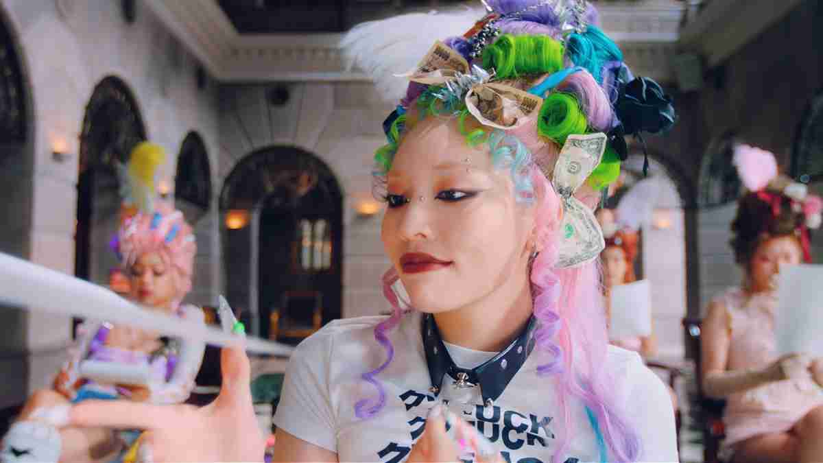新たな概念“貴族ギャル”現る！　ちゃんみな、「B級」MV公開に反響　「走り方上品すぎ」「過去一カオスなMVで最高」