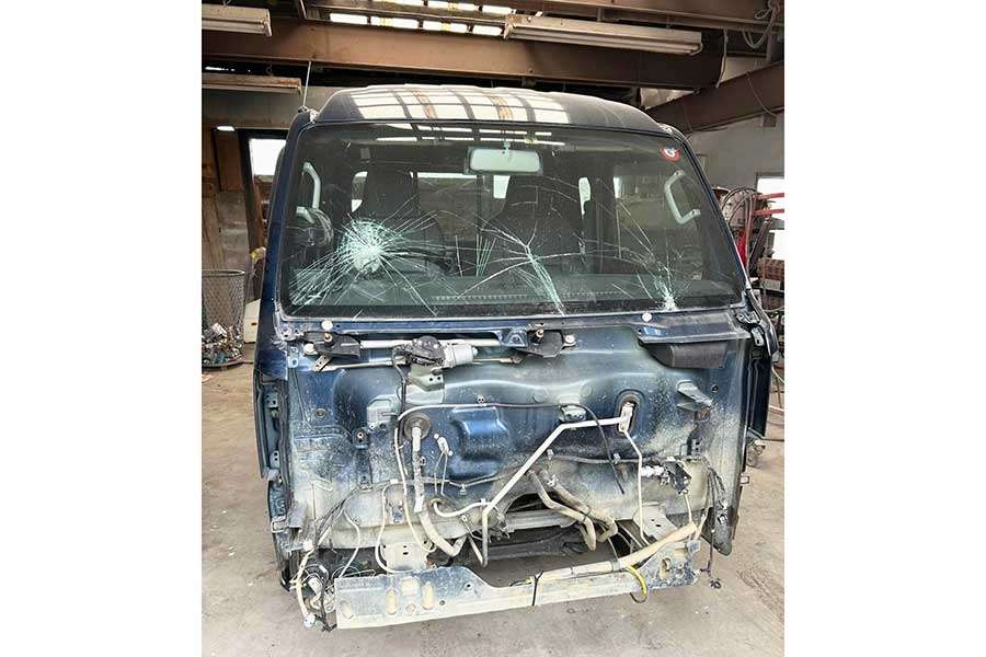 クマに襲われ「足の震えが止まらず」　愛車はボコボコに…　すさまじいパワーにあ然