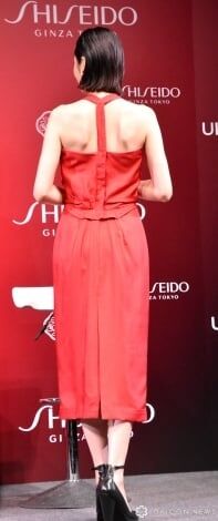長澤まさみ、真紅のワンピースで美背中あらわ 愛用ブランドのアンバサダー就任に喜び