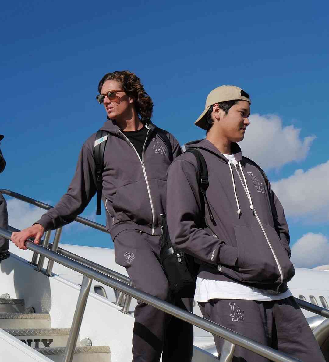 「超かっけー」飛行機から降りる大谷翔平＆グラスノーを激写　「絵になるコンビ」「映画のワンシーンみたい」